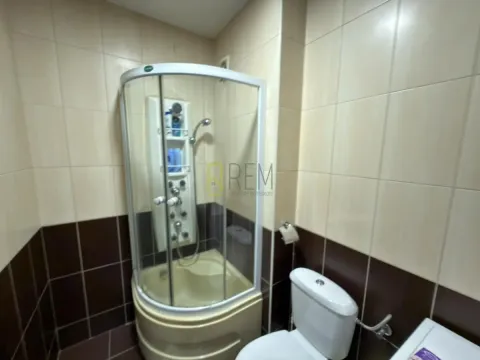 Manje kupatilo sa tuš kabinom i wc šoljom. - image 2