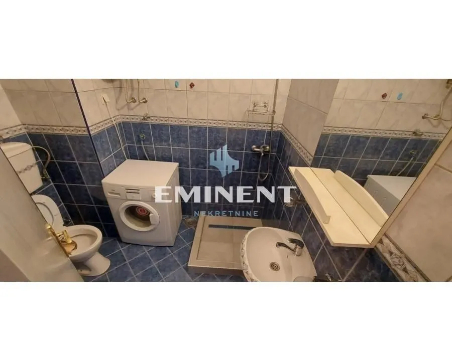 Kupatilo opremljeno sanitarijama i veš mašinom.