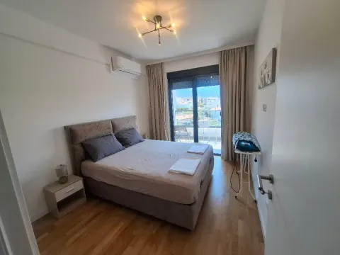 Svijetla spavaća soba sa bračnim krevetom i izlazom na terasu. - image 3