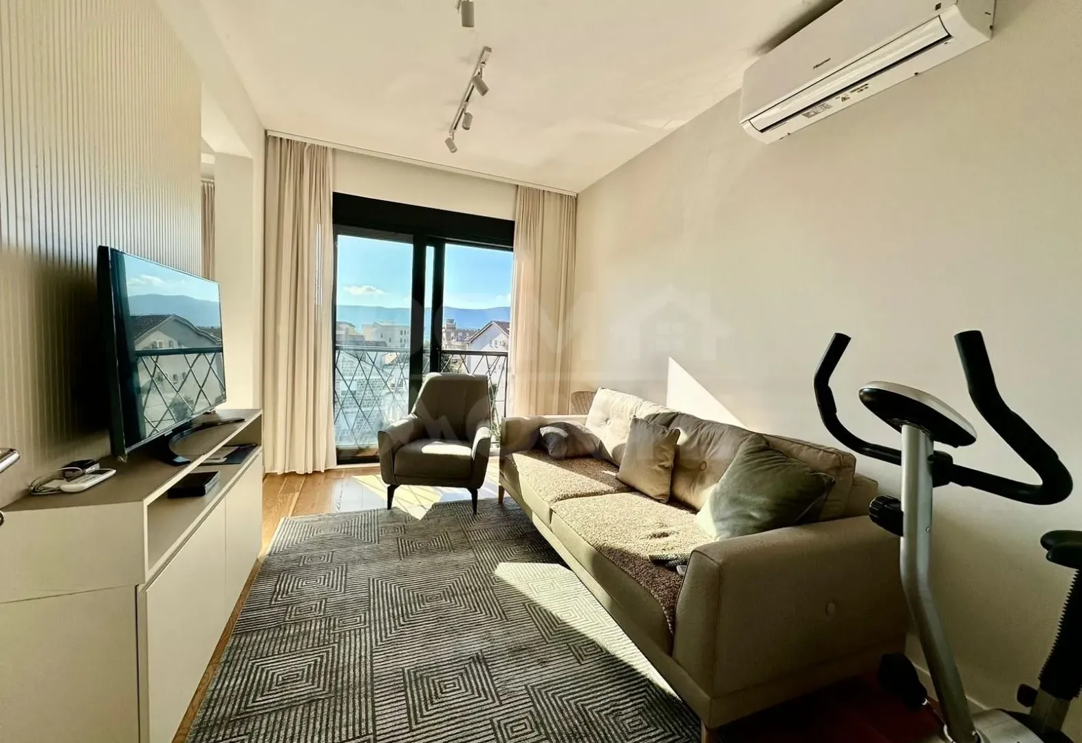 Izdavanje, dvosoban stan, 67m², Tivat, Crna Gora