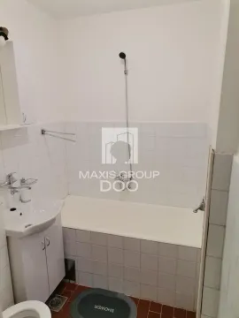 Manje kupatilo sa kadom, umivaonikom i belim pločicama. - image 7