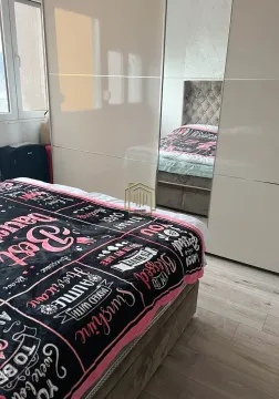Spavaća soba sa bračnim krevetom i velikim ugradnim plakarom sa ogledalom. - image 10