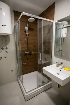 Kupatilo sa tuš kabinom, umivaonikom i bojlerom. - image 7