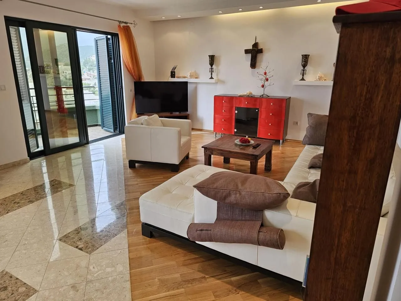 Izdavanje, stan, 149m², Pržno, Budva