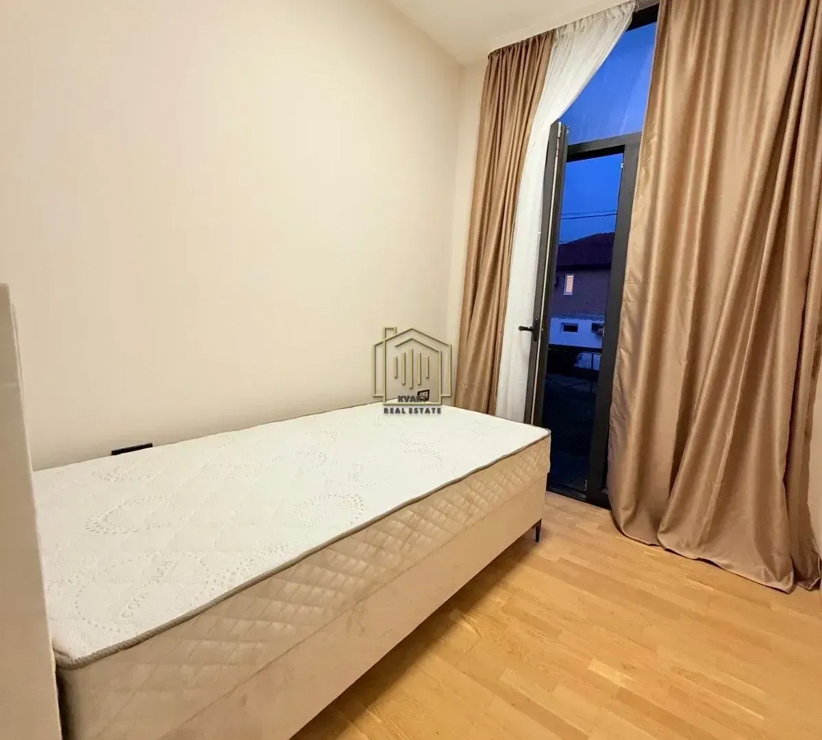 Izdavanje, dvosoban stan, 73m², Blok 9, Podgorica