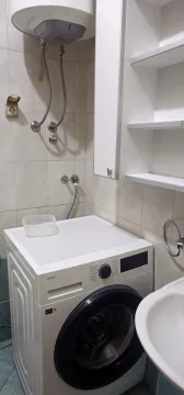 Kupatilo sa veš mašinom, bojlerom i lavaboom. - image 8