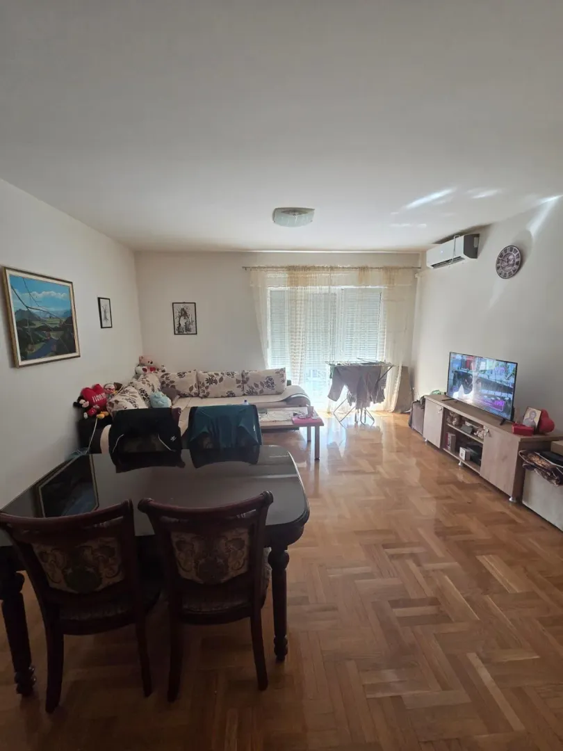 Dnevni boravak sa garniturom i trpezarijskim stolom.