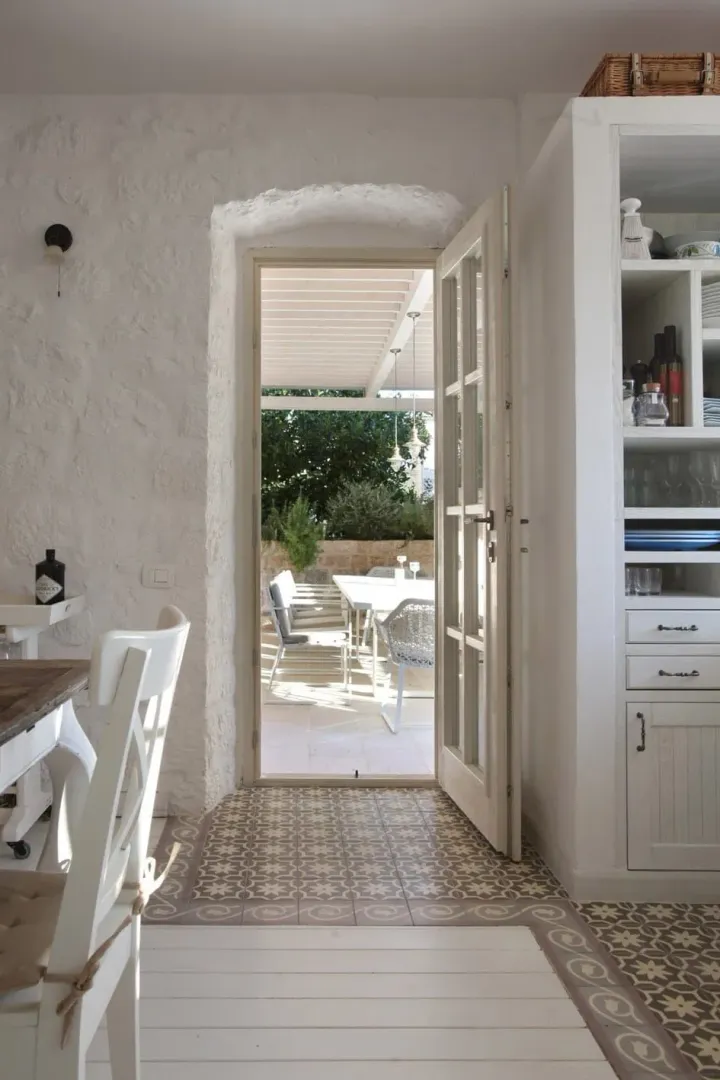 Bright kitchen with a dining area and access to the terrace.