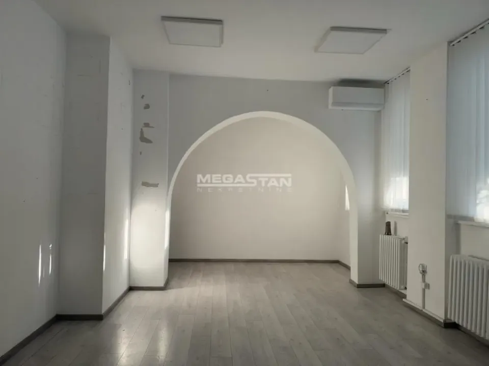Izdavanje, poslovni prostor, 136m², Čukarica, Beograd