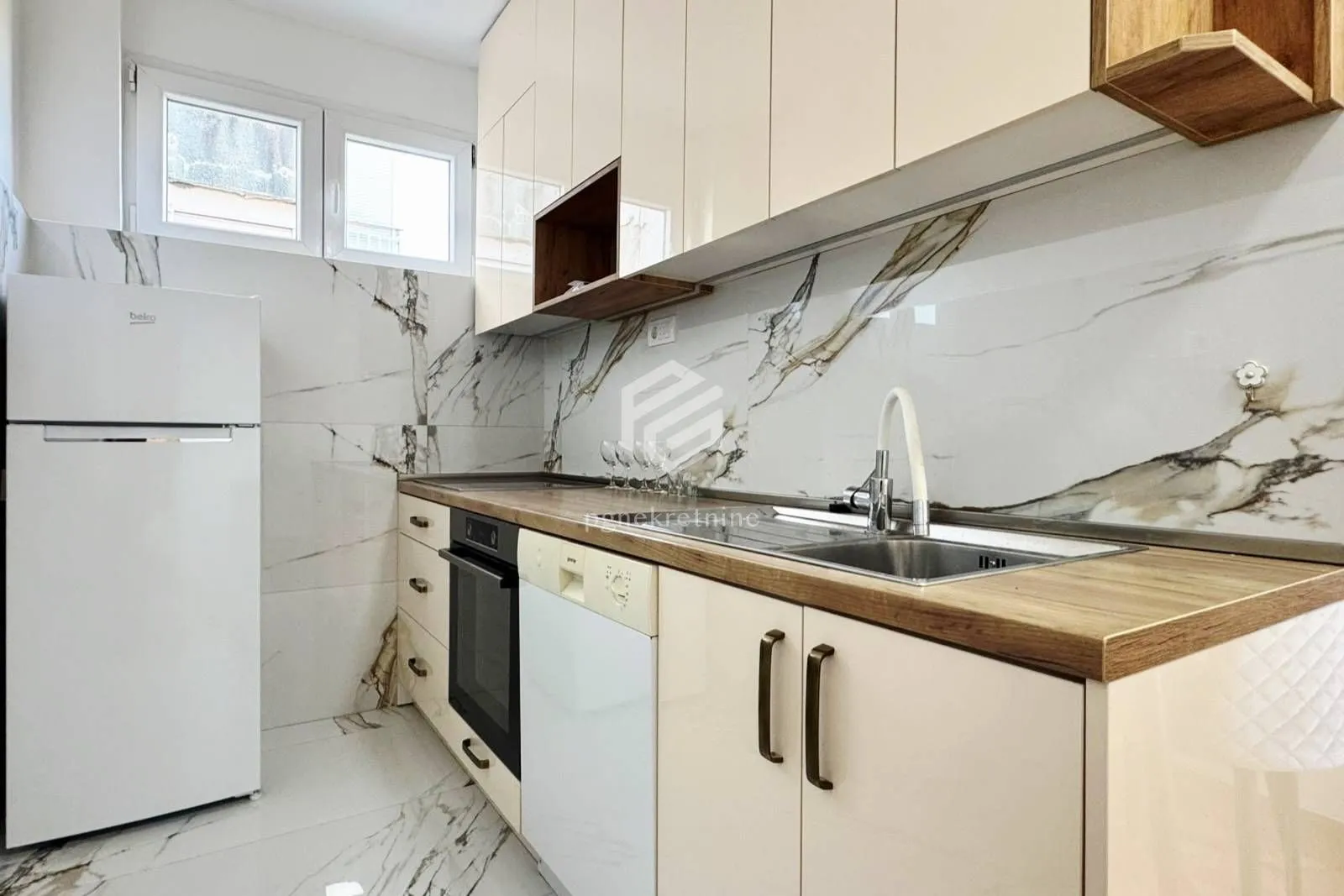 Izdavanje, dvosoban stan, 75m², Pobrežje, Podgorica