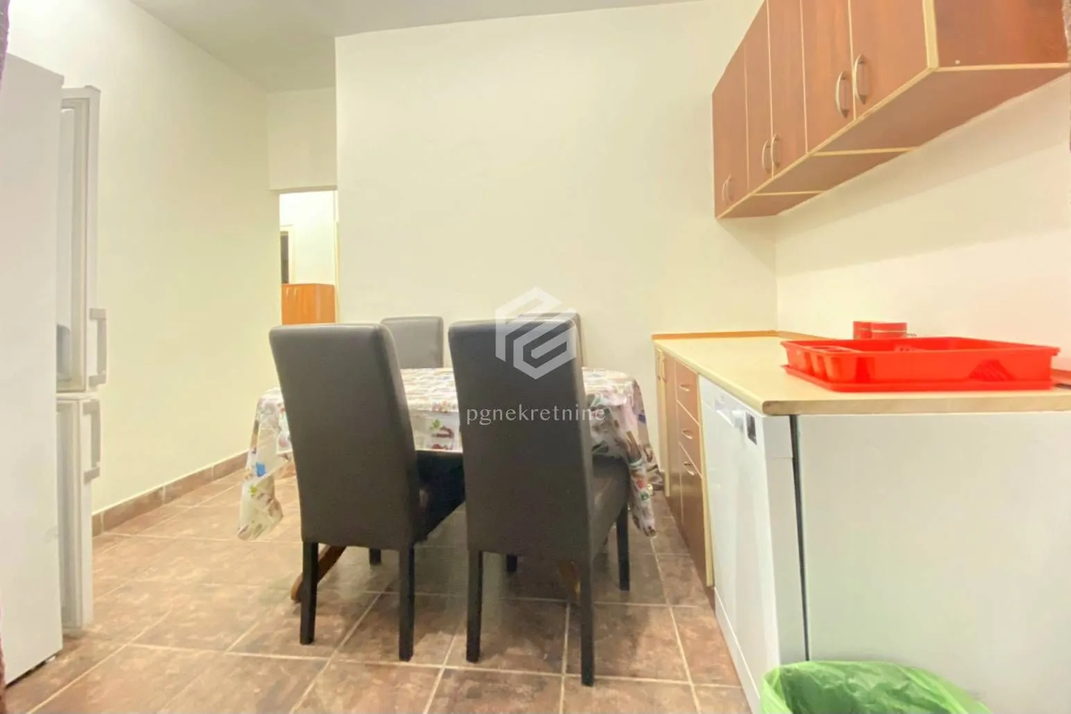Izdavanje, dvosoban stan, 68m², Centar, Podgorica