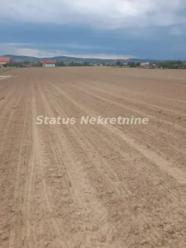 Pogled na prostrano poljoprivredno zemljište sa blagim padom i okolnim pejzažem. - image 3