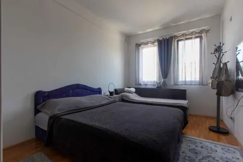 Svijetla spavaća soba sa bračnim krevetom. - image 6