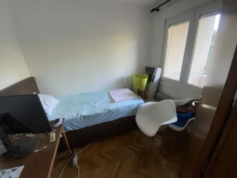 Manja spavaća soba sa krevetom, radnim stolom i prozorom. - image 7