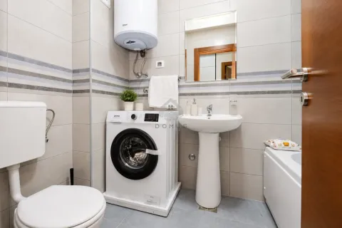 Kupatilo opremljeno sanitarijama, umivaonikom, veš mašinom i bojlerom. - image 17