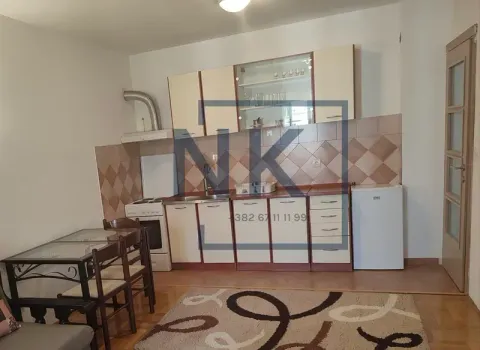 Kuhinja sa trpezarijskim stolom i osnovnim kuhinjskim elementima. - image 3