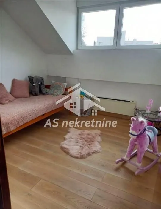 Izdavanje, četvorosoban stan, 120m², Senjak, Beograd