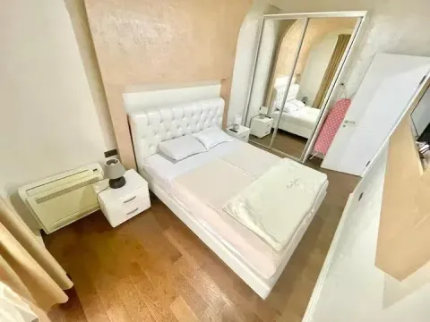 Namještena spavaća soba sa bračnim krevetom, noćnim stočićima i velikim plakarom sa ogledalom. - image 8