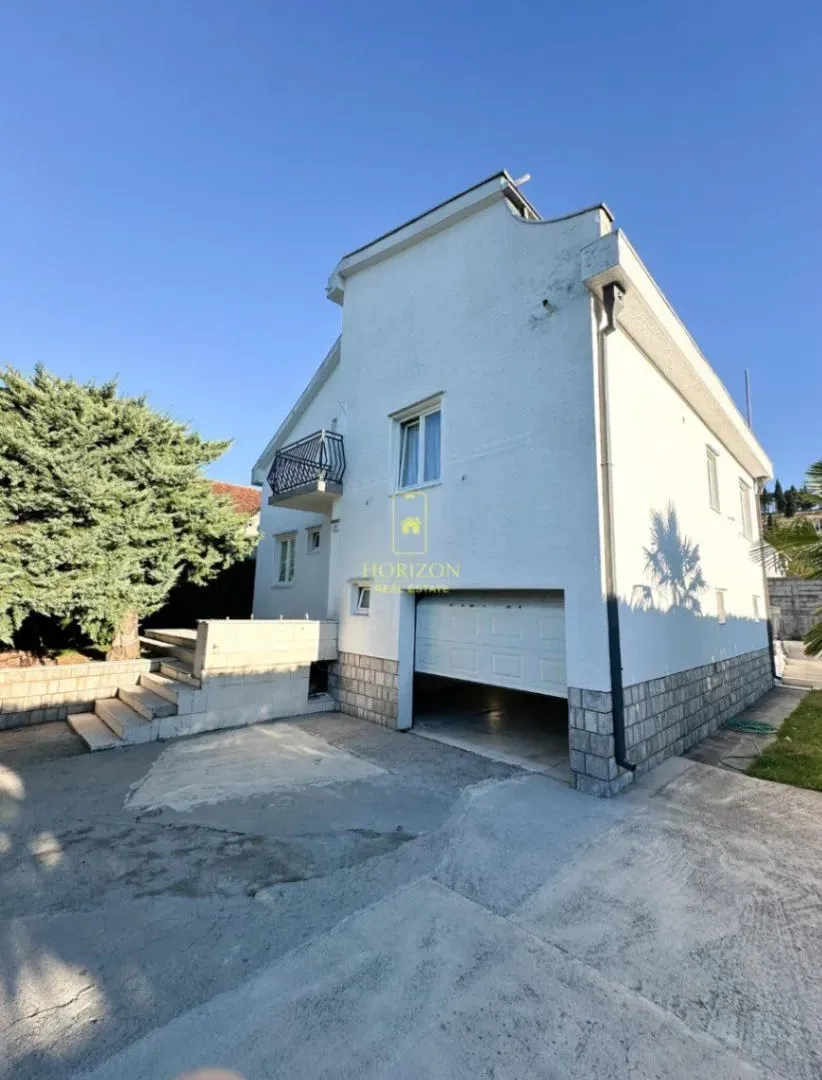 Izdavanje, kuća, 250m², Zagorič, Podgorica