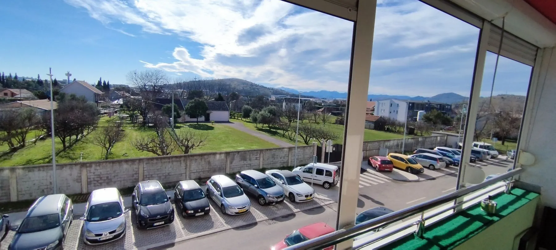 Pogled sa terase na parking i okolni pejzaž.