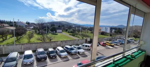 Pogled sa terase na parking i okolni pejzaž. - image 4