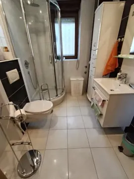 Kupatilo opremljeno tuš kabinom, umivaonikom i toaletom. - image 34