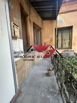 Stariji balkon sa metalnom ogradom i fasadom kojoj je potrebna renovacija. - image 2
