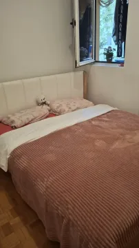 Svijetla spavaća soba sa bračnim krevetom pored otvorenog prozora. - image 6