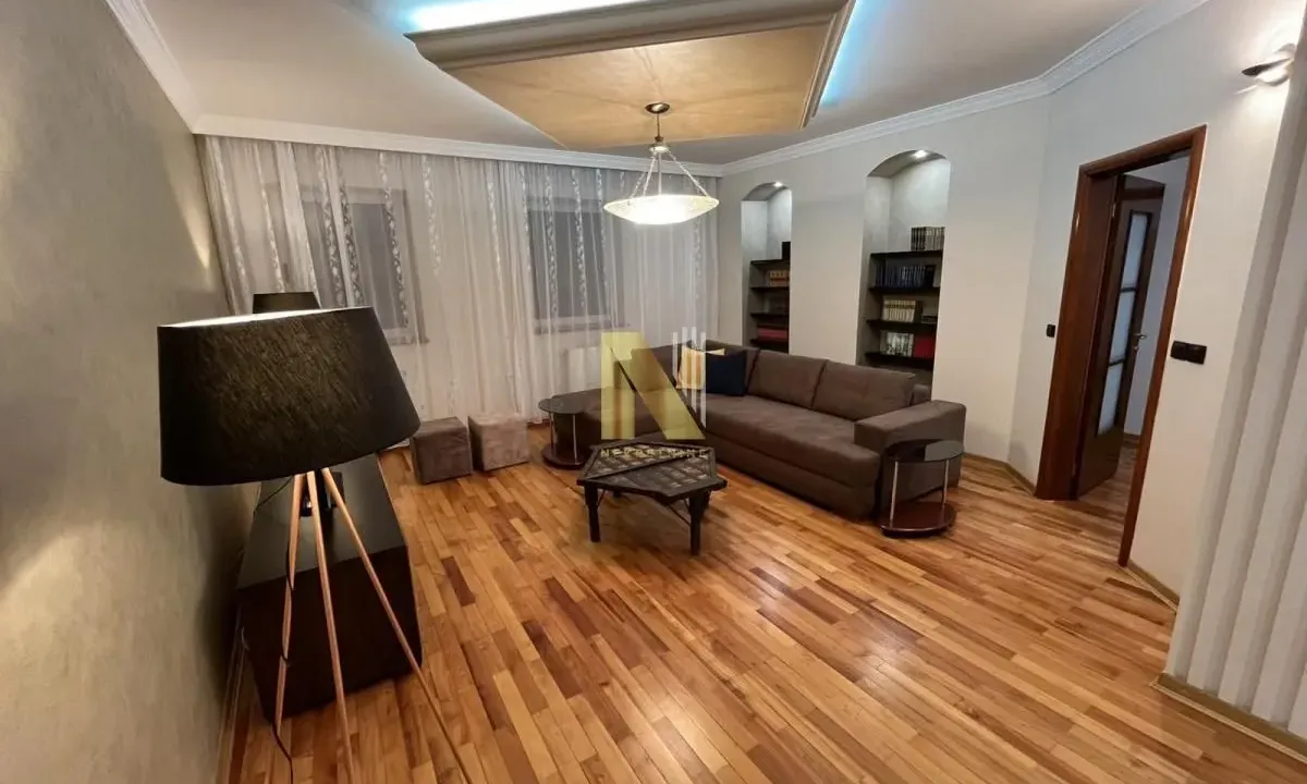 Izdavanje, četvorosoban stan, 138m², Centar, Novi Sad