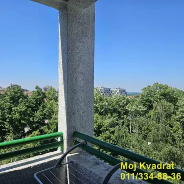 Pogled sa terase na zelene površine i okolne zgrade. - image 11