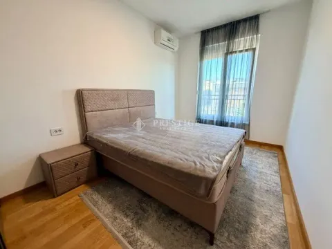 Namještena spavaća soba sa bračnim krevetom, noćnim stočićem i klima uređajem. - image 6