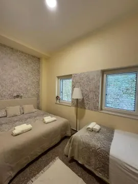 Spavaća soba sa bračnim i pojedinačnim krevetom. - image 10