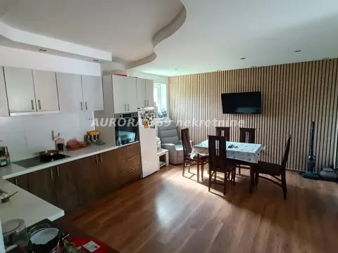 Kuhinja sa trpezarijom i drvenim zidnim panelom. - image 7