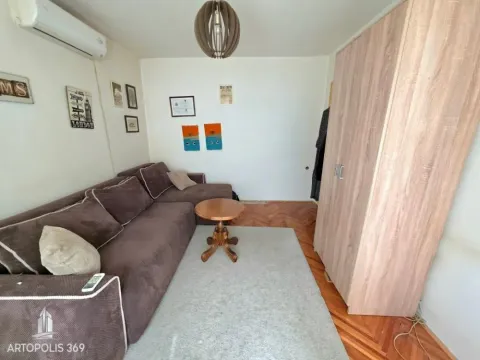 Dnevna soba sa braon ugaonom garniturom, stočićem i garderoberom. - image 14