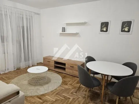 Dnevni boravak sa trpezarijskim stolom i parketom na podu. - image 9