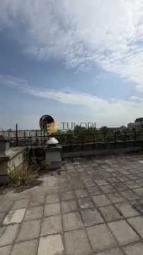 Velika popločana terasa na krovu zgrade sa otvorenim pogledom na okolinu. - image 9
