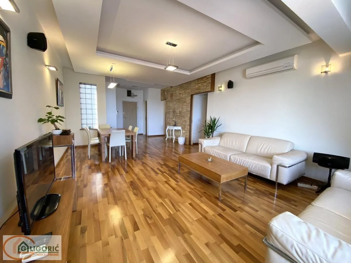 Izdavanje, trosoban stan, 122m², Stari Grad, Beograd