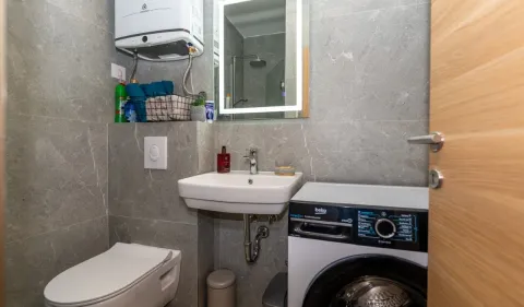 Moderno opremljeno kupatilo sa umivaonikom, WC šoljom i veš mašinom. - image 9