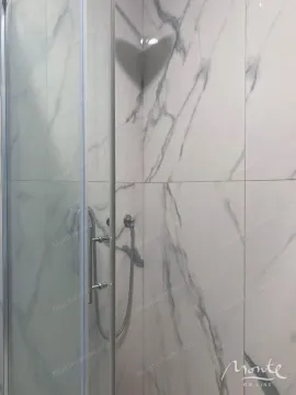 Kabina za tuširanje sa mermernim pločicama i slavinom. - image 11