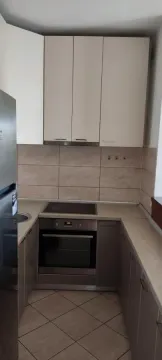 Manja kuhinja sa ugrađenim elementima i tehnikom. - image 2