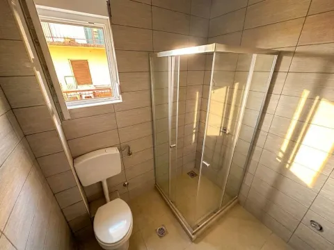 Kupatilo opremljeno tuš kabinom, toaletom i prozorom. - image 12