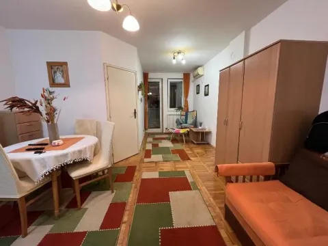 Dnevna soba sa trpezarijskim stolom, garniturom i parketom. - image 4