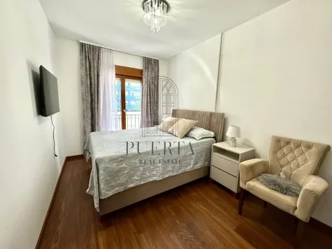 Uređena spavaća soba sa bračnim krevetom, foteljom i izlazom na terasu. - image 9