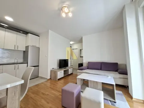Dnevna soba sa garniturom, televizorom i kuhinjom u pozadini. - image 2