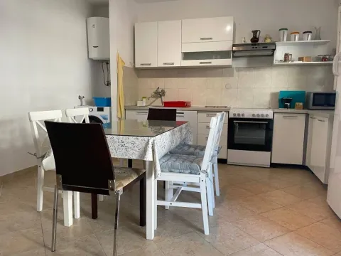 Izdavanje, trosoban stan, 87m², Seljanovo, Tivat - image 2