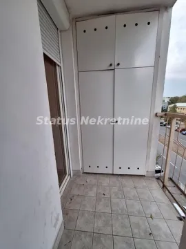 Manji popločani balkon sa ugradnim ormarom i pogledom na ulicu. - image 10