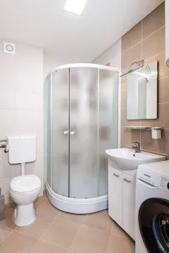 Manje kupatilo sa tuš kabinom, umivaonikom, WC šoljom i veš mašinom. - image 8