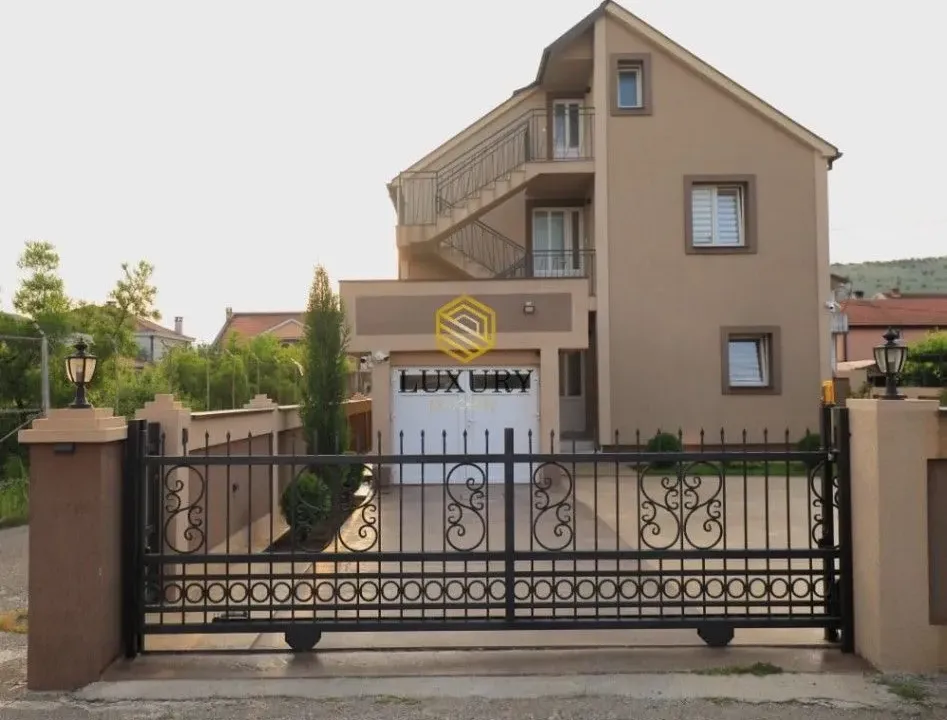 Izdavanje, kuća, 250m², Tološi, Podgorica