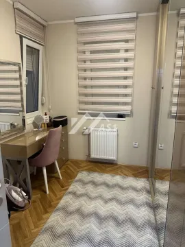 Manja soba sa radnim stolom, prozorom i parketom na podu. - image 7
