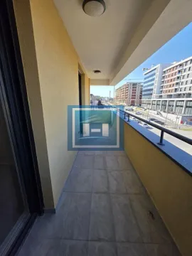 Natkriveni balkon sa pločicama i pogledom na okolne zgrade i ulicu. - image 3